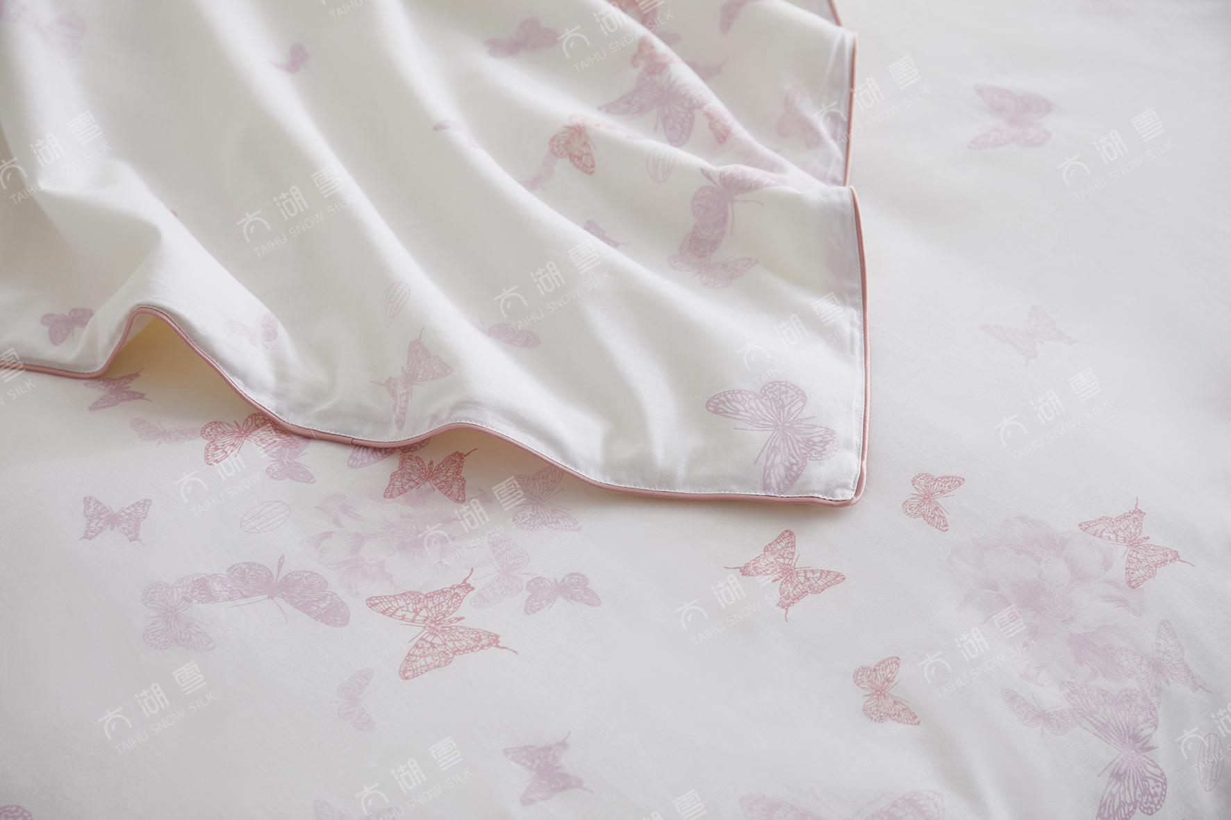 Butterfly Embroidery Print White Silk Quilt Comforter